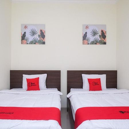 Hotel Reddoorz Near Kawasan Bandara Ahmad Yani Semarang 2 Exterior foto