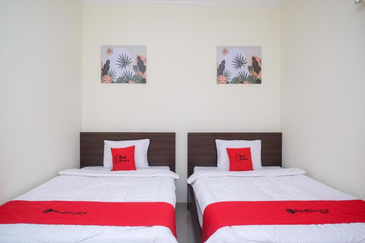 Hotel Reddoorz Near Kawasan Bandara Ahmad Yani Semarang 2 Exterior foto