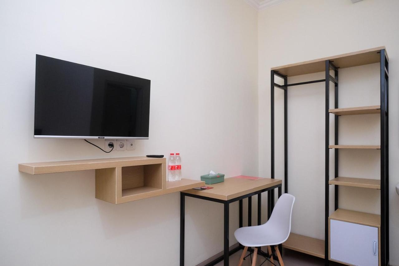 Hotel Reddoorz Near Kawasan Bandara Ahmad Yani Semarang 2 Exterior foto