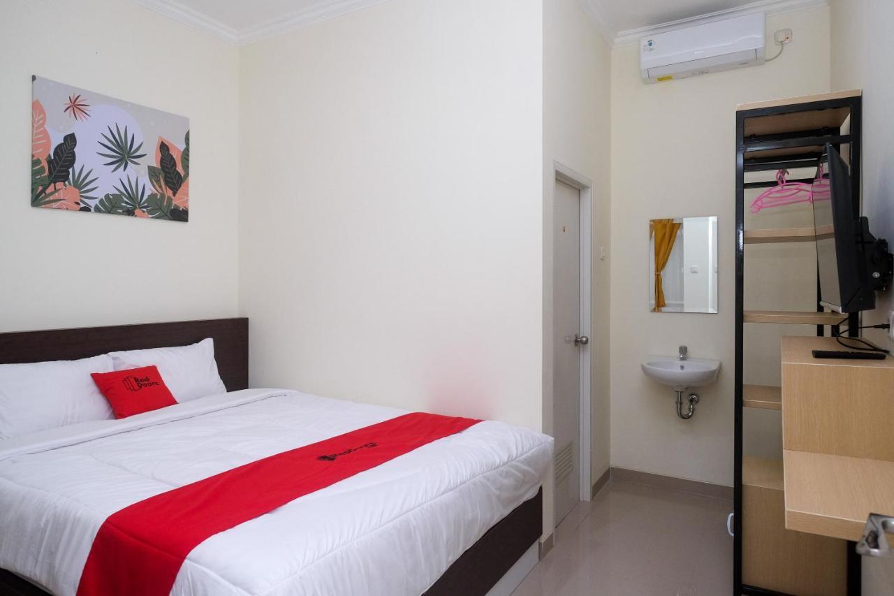 Hotel Reddoorz Near Kawasan Bandara Ahmad Yani Semarang 2 Exterior foto