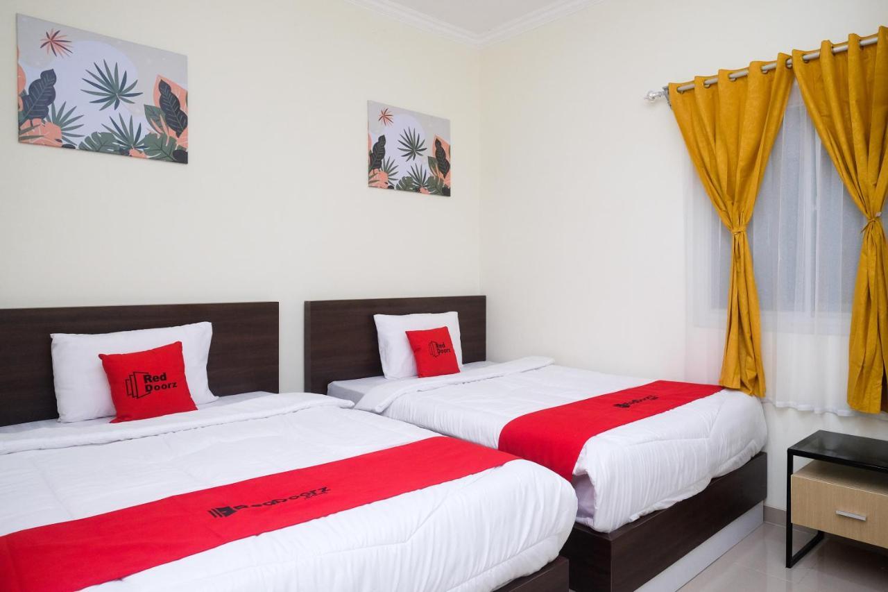 Hotel Reddoorz Near Kawasan Bandara Ahmad Yani Semarang 2 Exterior foto