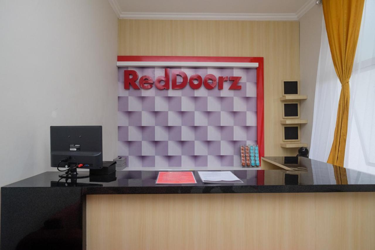Hotel Reddoorz Near Kawasan Bandara Ahmad Yani Semarang 2 Exterior foto