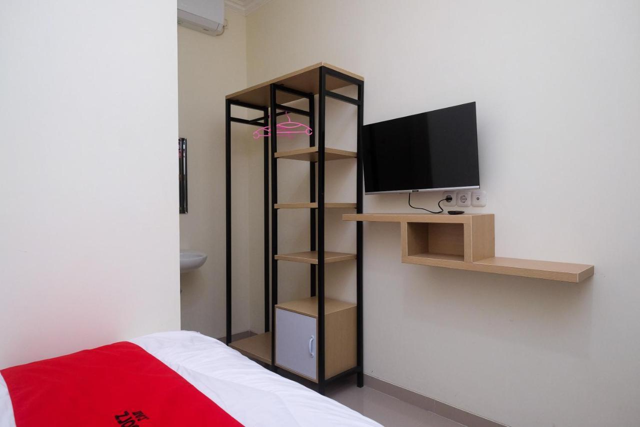 Hotel Reddoorz Near Kawasan Bandara Ahmad Yani Semarang 2 Exterior foto