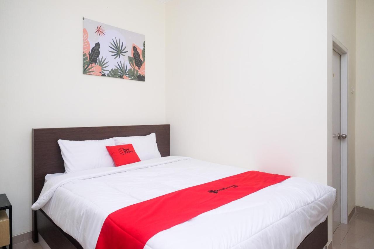 Hotel Reddoorz Near Kawasan Bandara Ahmad Yani Semarang 2 Exterior foto