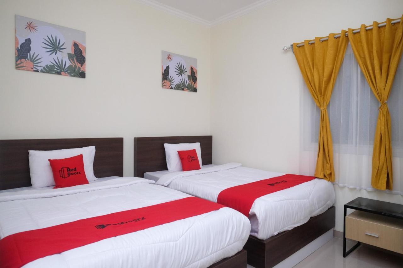 Hotel Reddoorz Near Kawasan Bandara Ahmad Yani Semarang 2 Exterior foto