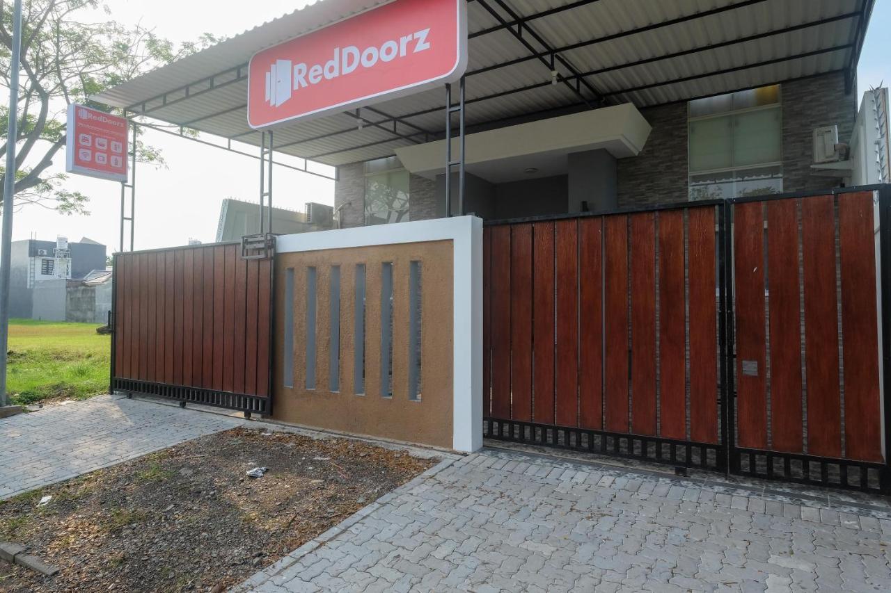 Hotel Reddoorz Near Kawasan Bandara Ahmad Yani Semarang 2 Exterior foto