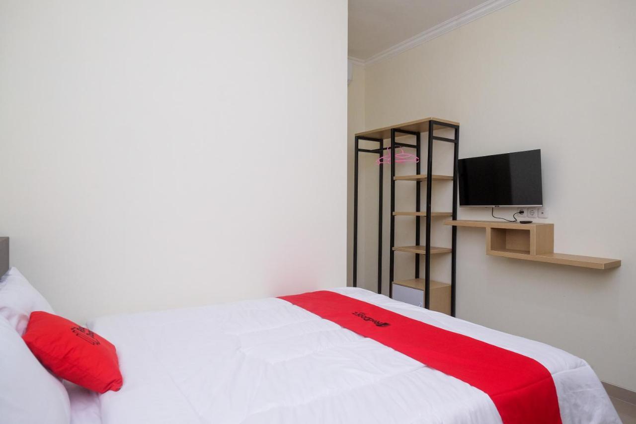 Hotel Reddoorz Near Kawasan Bandara Ahmad Yani Semarang 2 Exterior foto