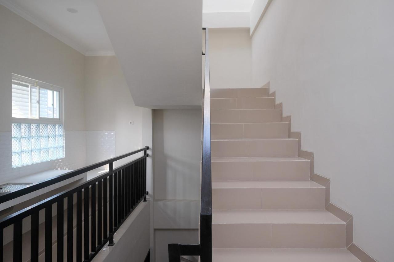 Hotel Reddoorz Near Kawasan Bandara Ahmad Yani Semarang 2 Exterior foto